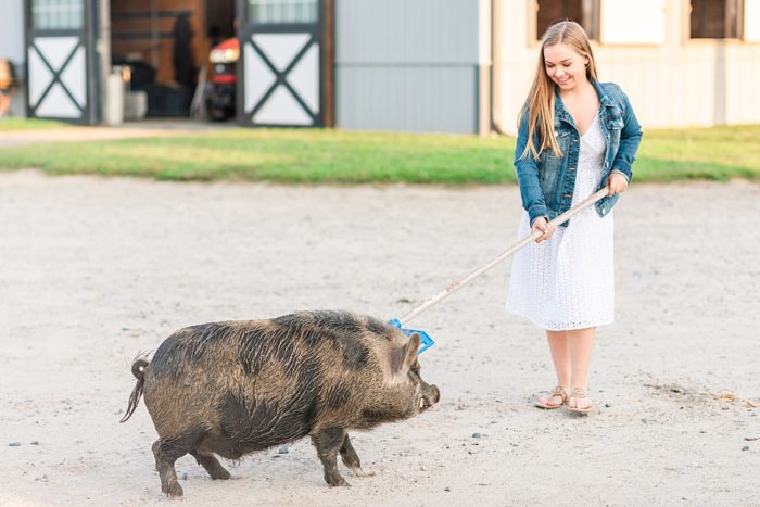 senior pictures with pig